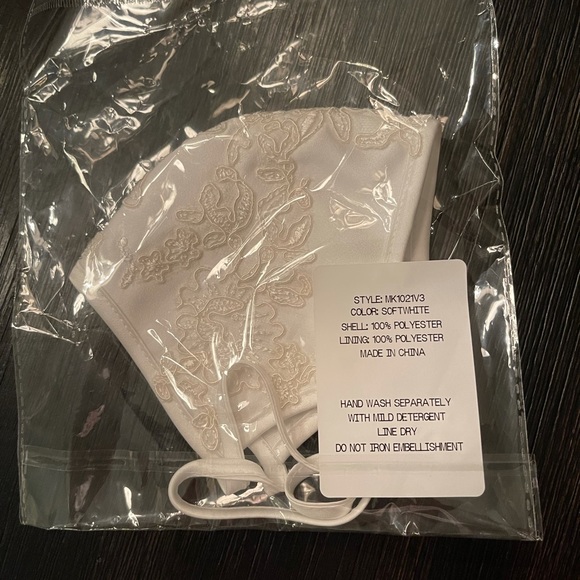 Fancy face mask in ivory - Picture 1 of 2